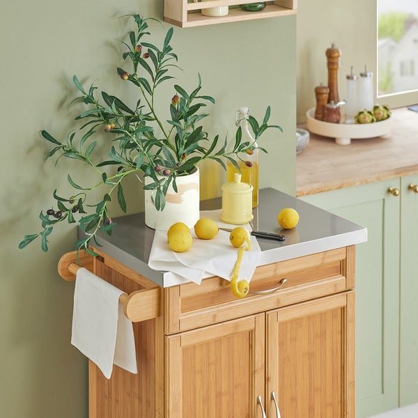 Küchenwagen aus Bambus mit Edelstahlplatte, Olivenzweigen, Zitronen und Küchenutensilien