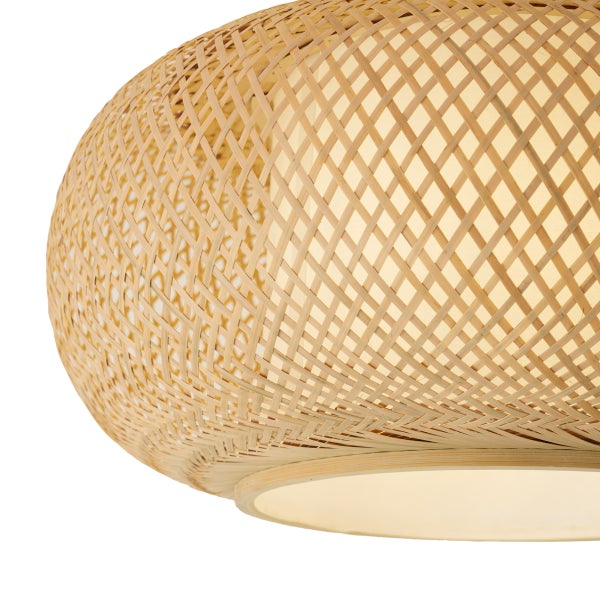 Rundlicher Lampenschirm aus geflochtenem Bambus mit Gittermuster.