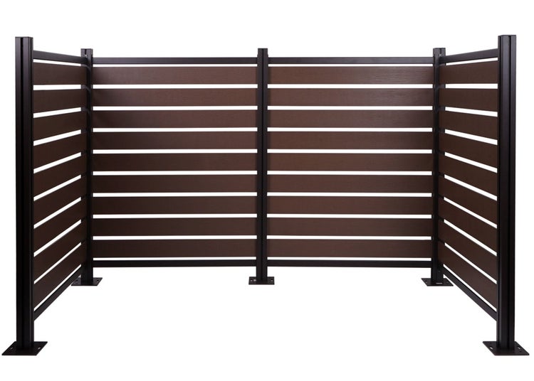 Sichtschutzzaun aus WPC mit horizontalen Lamellen und Metallpfosten in U-Form.