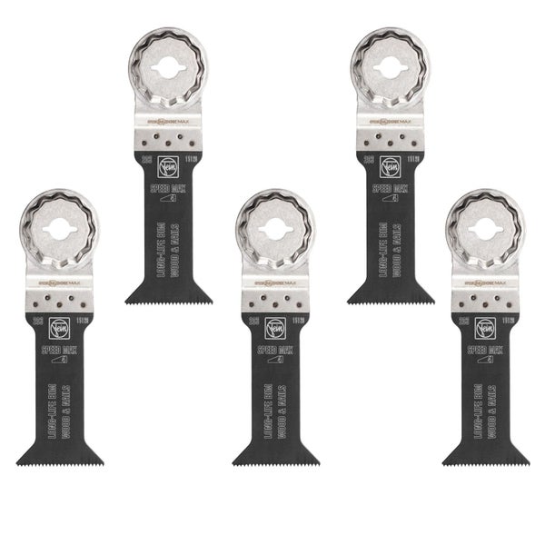 Dekorativer Raum mit gemusterter Tapete, Lampe und Spiegel