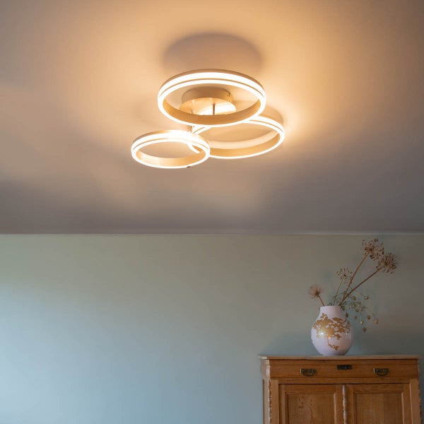 Deckenleuchte mit drei runden Elementen im modernen Wohnraum