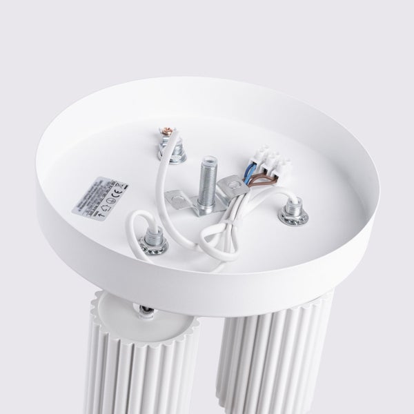 Deckenleuchte mit elektrischen Anschlüssen und Montageelementen.