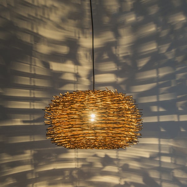 Hängelampe aus Rattan mit Lichteffekten