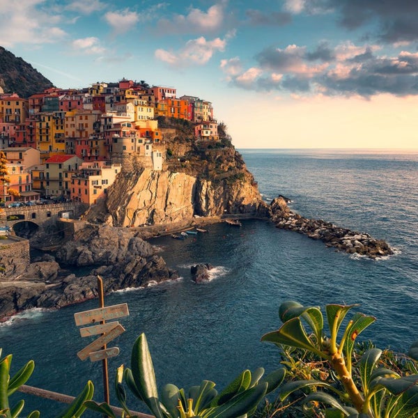 Malerische Küstenstadt auf Klippe am Meer