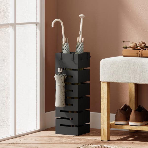 Moderner Schirmständer aus anthrazitfarbenem Metall mit Haken in einem hellen Eingangsbereich neben einer Sitzbank.