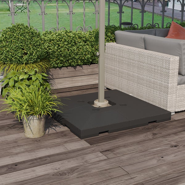 Bild von einem Sonnenschirmständer mit den Maßen 51 x 51 Zentimeter und einer Sonnenschirmständervariante mit den Maßen 102 x 102 Zentimeter