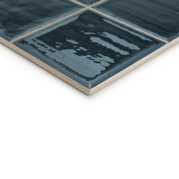 Wandfliese mit glänzender, strukturierter Oberfläche in quadratischer Form
