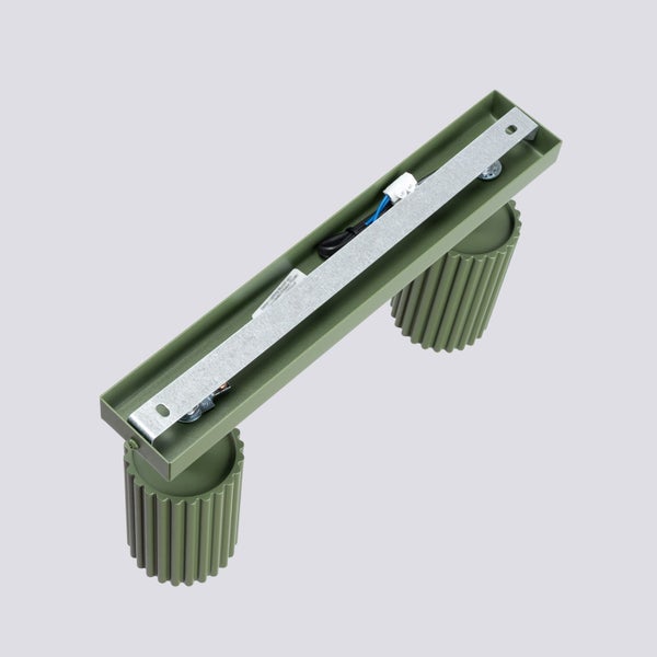 Grüne Wandleuchte mit zwei Lampen und Installationsmaterial