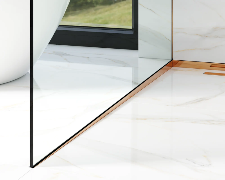 Bodenebene Dusche mit transparenter Glaswand, kupferfarbener Duschrinne und hellen Fliesen in Marmoroptik.