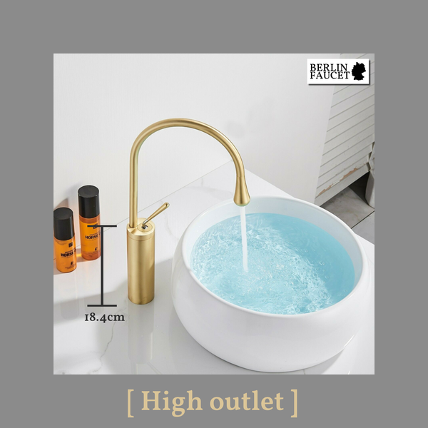Berlin Faucet Waschtischarmatur mit hohem Auslauf und Bedienhebel in Messing Optik auf einem weißen Waschbecken mit fließendem Wasser.