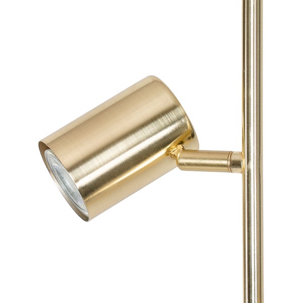 Detailaufnahme einer goldenen Stehlampe mit einem einzelnen Scheinwerfer