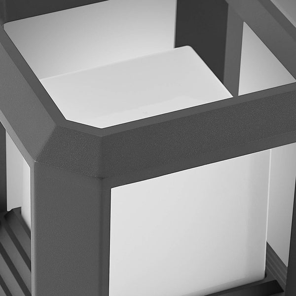 Nahaufnahme einer modernen Außenleuchte mit dunkelgrauem, strukturiertem Metallrahmen und weißen, lichtdurchlässigen Kunststoffeinsätzen.