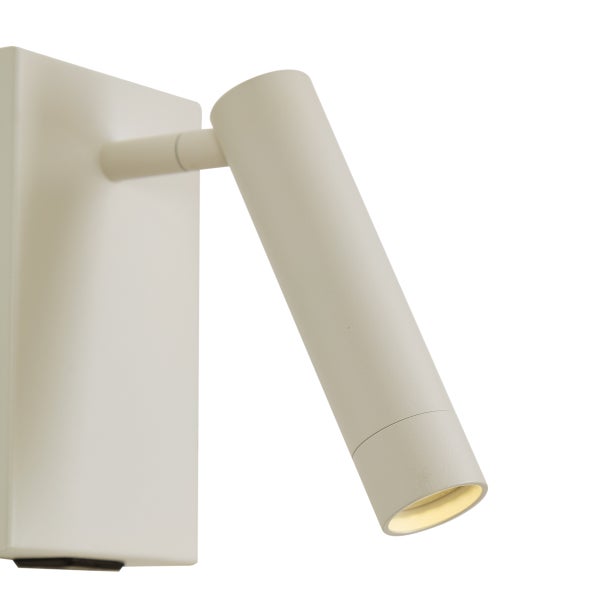 Weiße Wandleuchte mit verstellbarem, zylindrischem Metallspot und rechteckiger Basis.