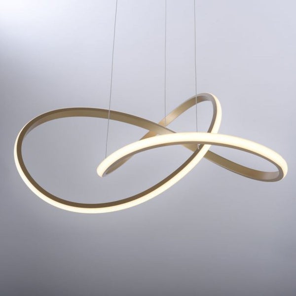 Moderne LED Pendelleuchte mit geschwungenen Ringen an feinen Seilabhängungen für eine gleichmäßige Lichtverteilung.