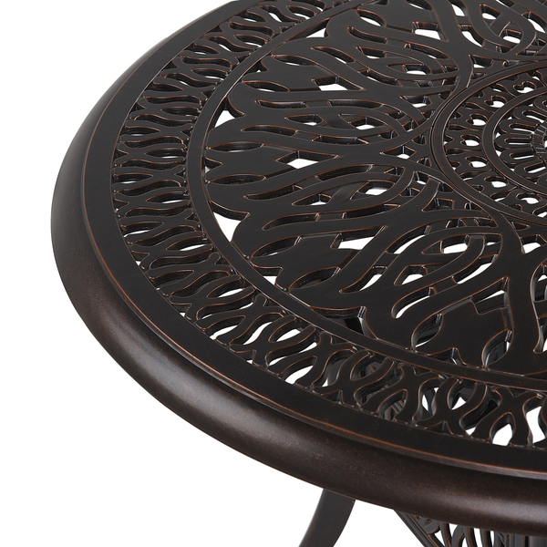 Runde, bronzefarbene Tischplatte eines Gartentischs aus Aluminiumguss mit ornamentalen Durchbrüchen.