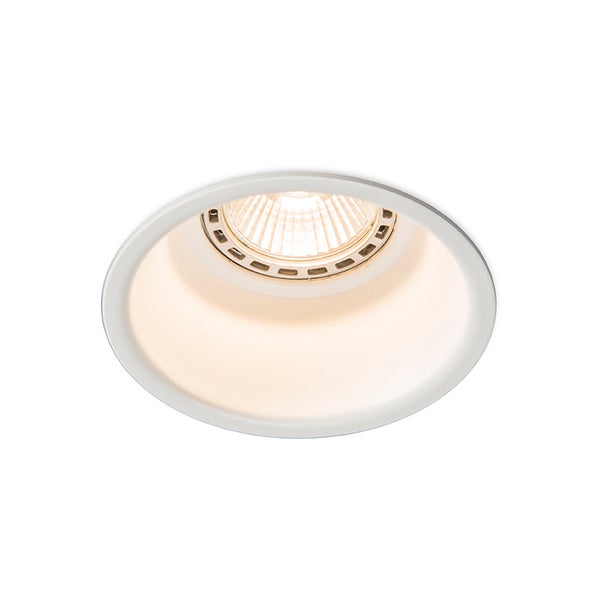 Runder LED Einbaustrahler in Weiß mit warmweißer Lichtquelle und tief liegendem Leuchtmittel.