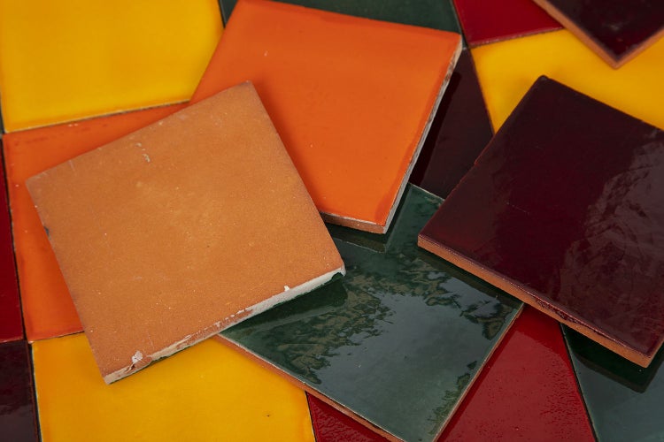Mehrfarbige quadratische Fliesen aus Keramik
