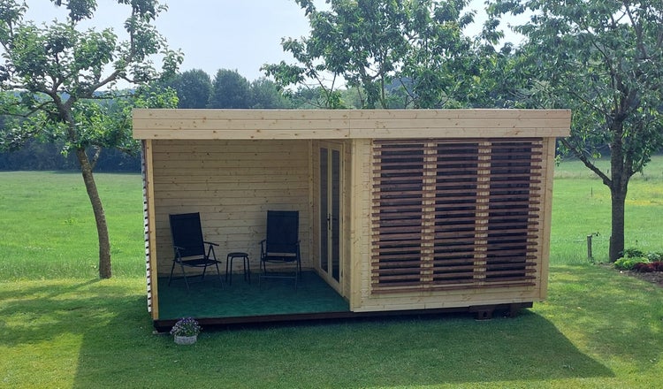 Modernes Gartenhaus aus hellem Holz mit Flachdach, überdachter Terrasse und dunklen Lamellenelementen.