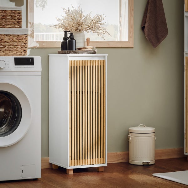 Badezimmer mit Waschmaschine, Kosmetikschrank und Treteimer