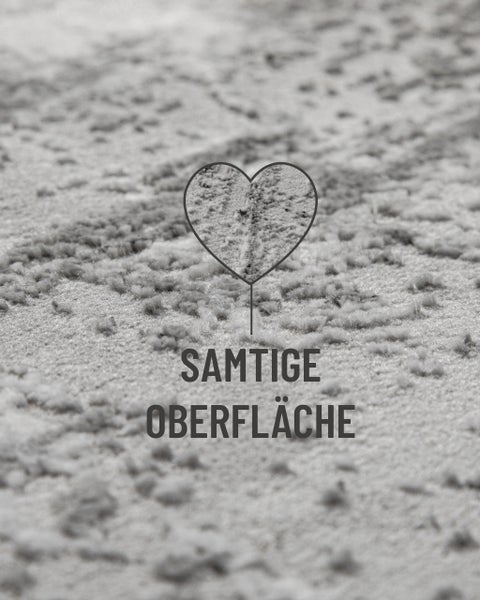 Nahaufnahme der samtigen Oberfläche eines Teppichs.