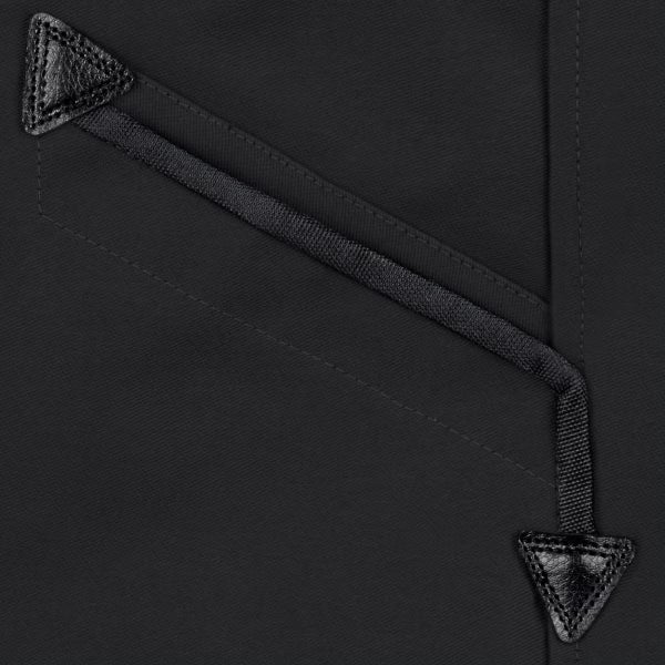 Detailansicht einer schrägen Tasche an schwarzer Kleidung mit verstärkten dreieckigen Besätzen und Doppelnaht.