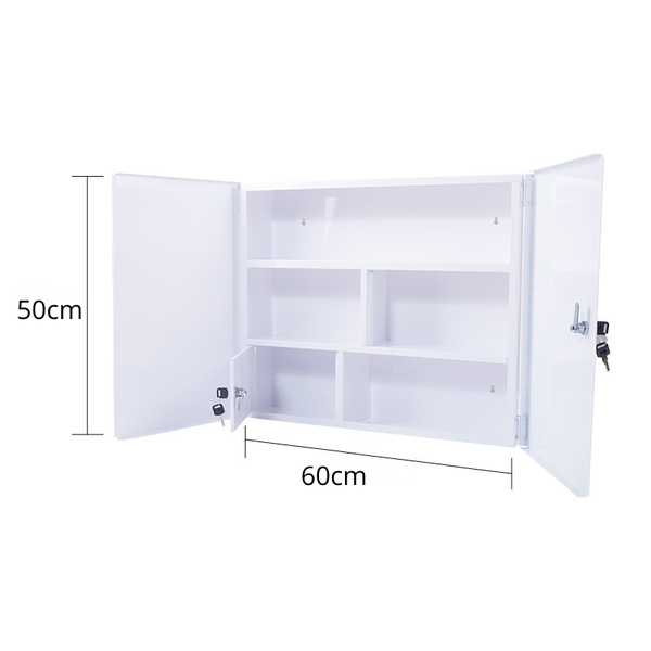 Weißer, abschließbarer Erste-Hilfe-Schrank mit Maßen 50 mal 60 cm und offenen Türen