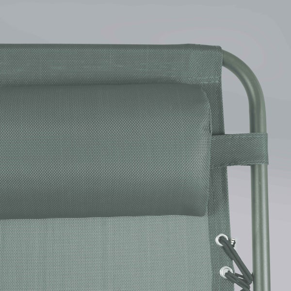 Detailansicht einer Gartenstuhllehne mit gepolstertem Kopfkissen aus grünem Textilgewebe und Metallgestell.