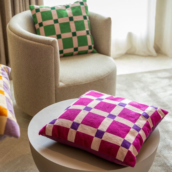 Quadratisches Dekokissen mit geometrischem Muster