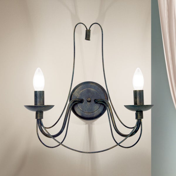 Zweiflammige Wandleuchte im rustikalen Design aus Metall mit geschwungenen Armen zur Wandmontage.