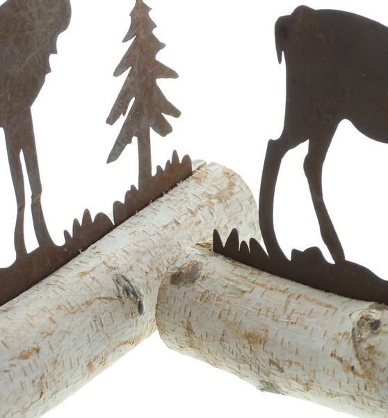 Dekorative Silhouette mit Hirsch und Baum auf Birkenstamm