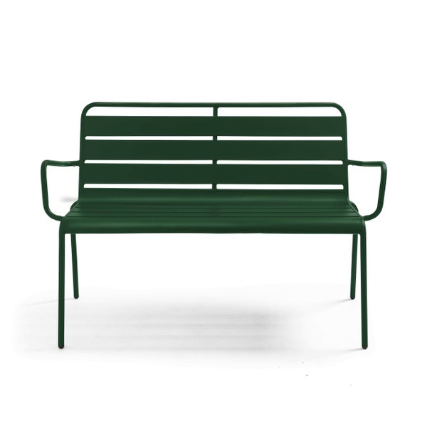 Dunkelgrüne Gartenbank aus Metall mit Armlehnen und Rückenlehne in Lattenoptik.