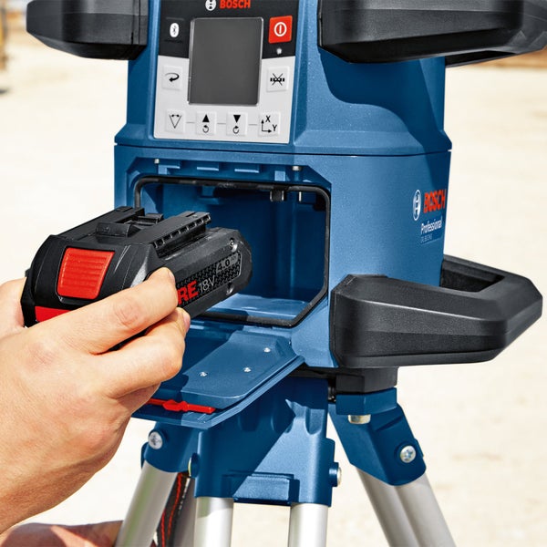 Hand legt einen 18 Volt Lithium Ionen Akku in einen Bosch Professional Rotationslaser ein.
