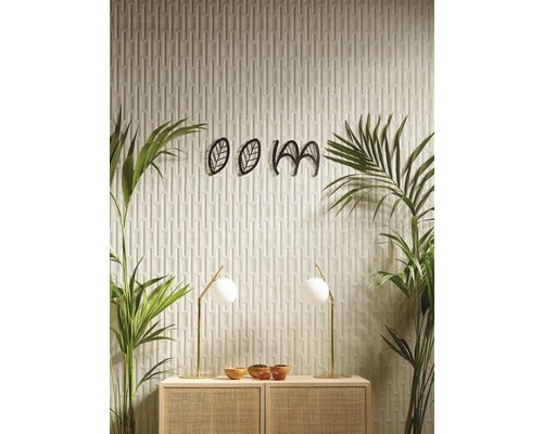 Dekoratives Interieur mit Struktur Tapete, Zierschriftzug und Tischleuchten