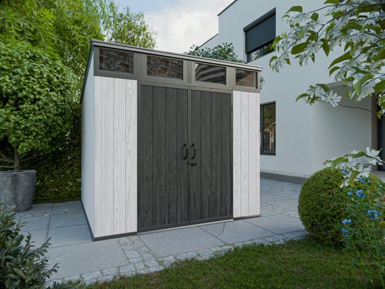 Modernes Gartenhaus in Holzoptik mit Doppeltür und Oberlichtern auf einer gepflasterten Terrasse vor einem Wohnhaus.