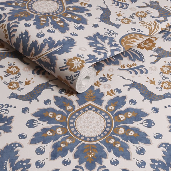 Tapete mit floralem und tierischem Muster, blaue florale Ornamente und goldfarbene Akzente mit Leoparden-Motiven