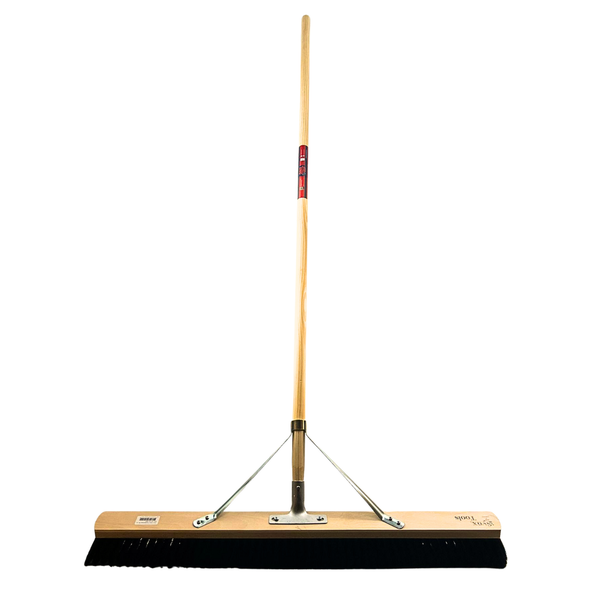 Besen mit Holzstiel und Borsten