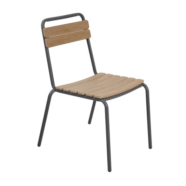 Gartenstuhl mit dunklem Metallgestell und Sitzfläche sowie Rückenlehne aus hellen Holzlatten.