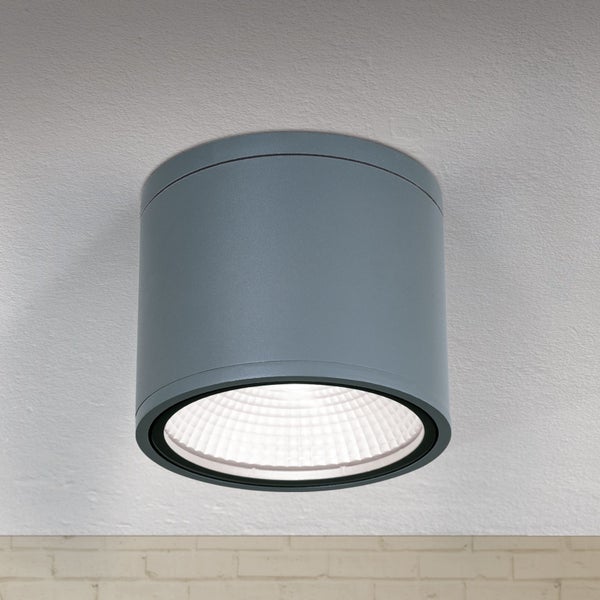 Zylindrischer LED-Deckenstrahler aus Aluminium in Anthrazit mit strukturiertem Reflektor.