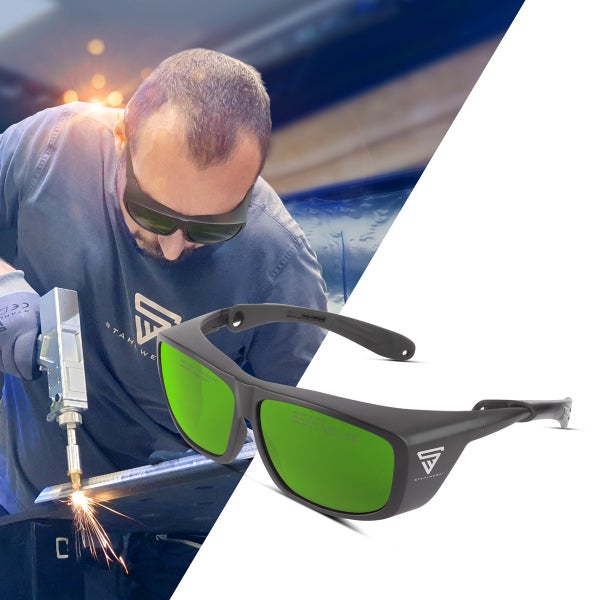 Schweißer mit Laserschutzbrille bei der Arbeit und Nahaufnahme der Laserschutzbrille von Stahlwerk