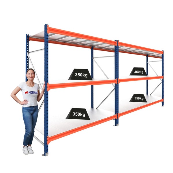Weitspannregal aus Metall mit blauen Stützen, orangen Traversen und drei Ebenen, Tragkraft 350 Kilogramm pro Boden, mit Personen-Größenvergleich.