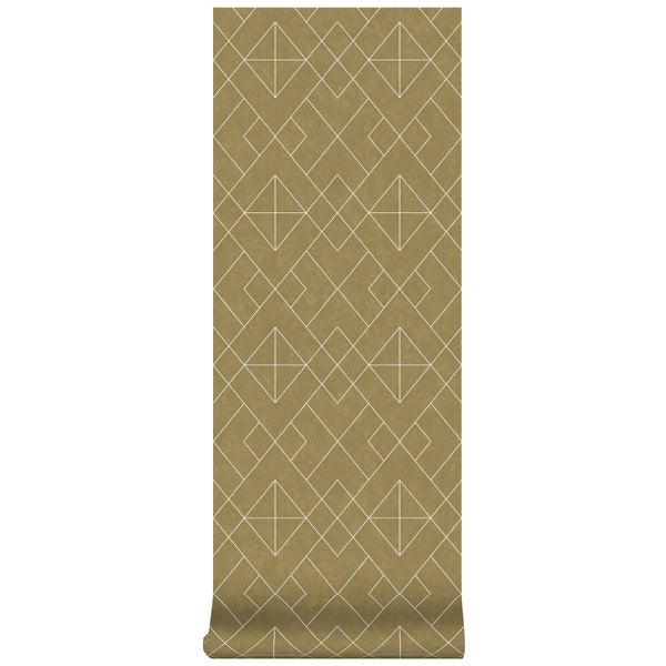 Tapete mit geometrischem Muster aus weißen Linien, Rauten und Dreiecken auf ockerfarbenem Hintergrund.