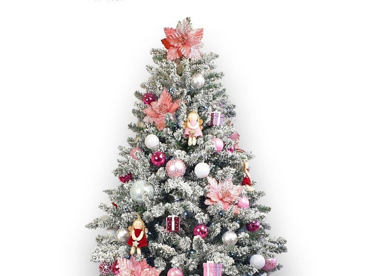 Ein künstlicher, verschneiter Weihnachtsbaum, geschmückt mit Kugeln, kleinen Geschenkpaketen, Engel-Anhängern und großen Blüten.