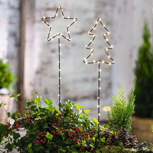 Dekoration mit Stern- und Tannenbaum-Motiven und LED-Lichtern
