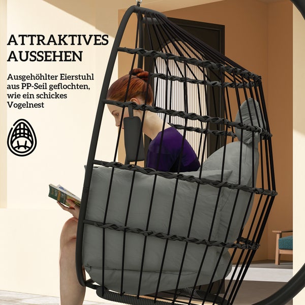 Ein Smartphone mit einer App zur Temperaturregelung im Schlafzimmer wird in der Hand gehalten.