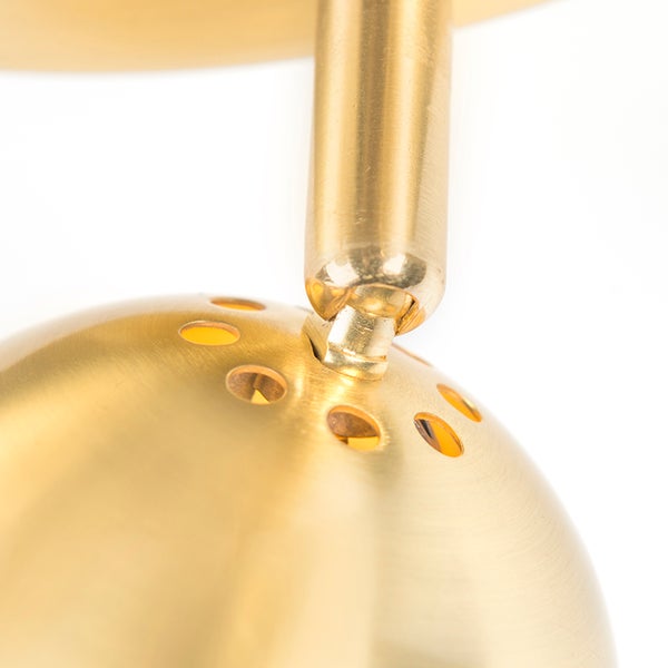 Detailaufnahme einer Deckenleuchte mit Löchern