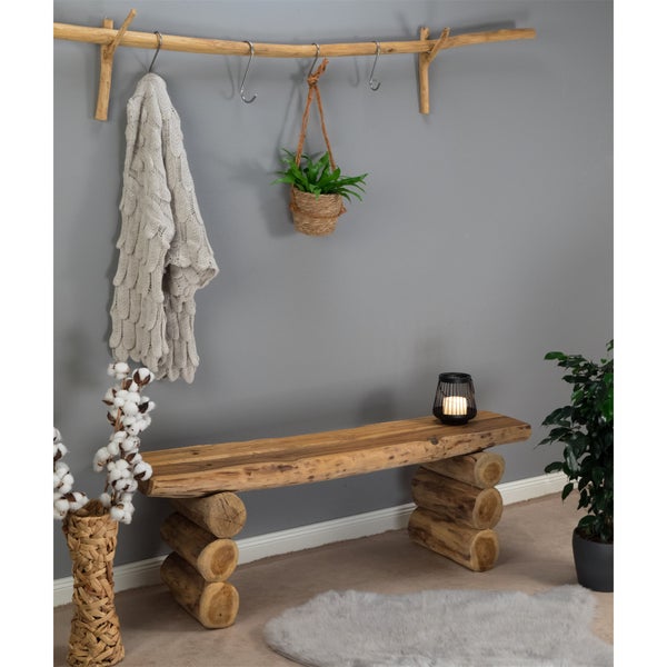 Dekorativer Eingangsbereich mit Garderobenbank aus Holz, Hakenleiste, Strickjacke und Pflanzen