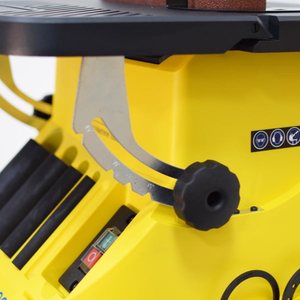 Detailansicht einer gelben Bandschleifmaschine mit Einstellmechanismus