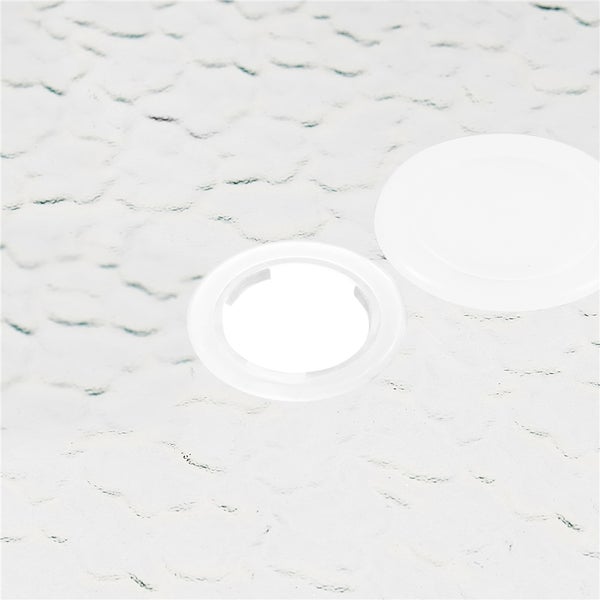 Weißer Schirmlochring und Abdeckkappe aus Kunststoff für einen Gartentisch mit strukturierter Glasplatte.