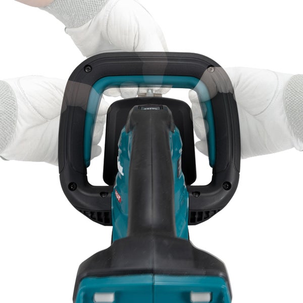 Vorderer Rundumgriff eines blau-schwarzen Elektrowerkzeugs mit Arbeitshandschuhen in verschiedenen Griffpositionen.