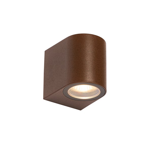 Moderne Außenwandleuchte aus Metall in Rostoptik mit nach unten gerichtetem Lichtstrahl.
